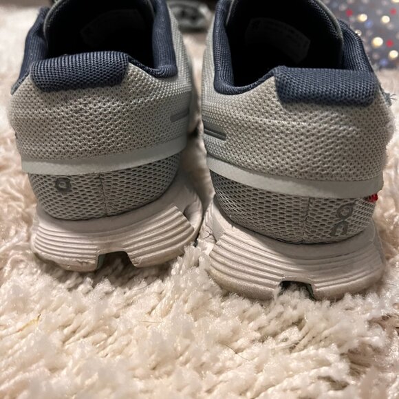On Cloud 5 running shoes size 7.5 - Picture 2 of 3